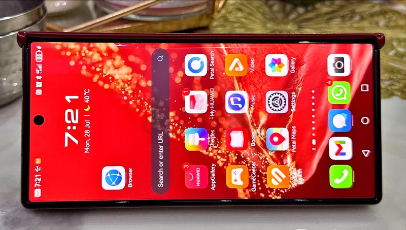 Huawei Mate XT63209352103938112