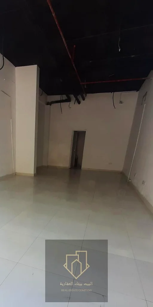 Spacious commercial shop with an internal bathroom for rent - strategic location - attractive price with flexible payments63220803341315114