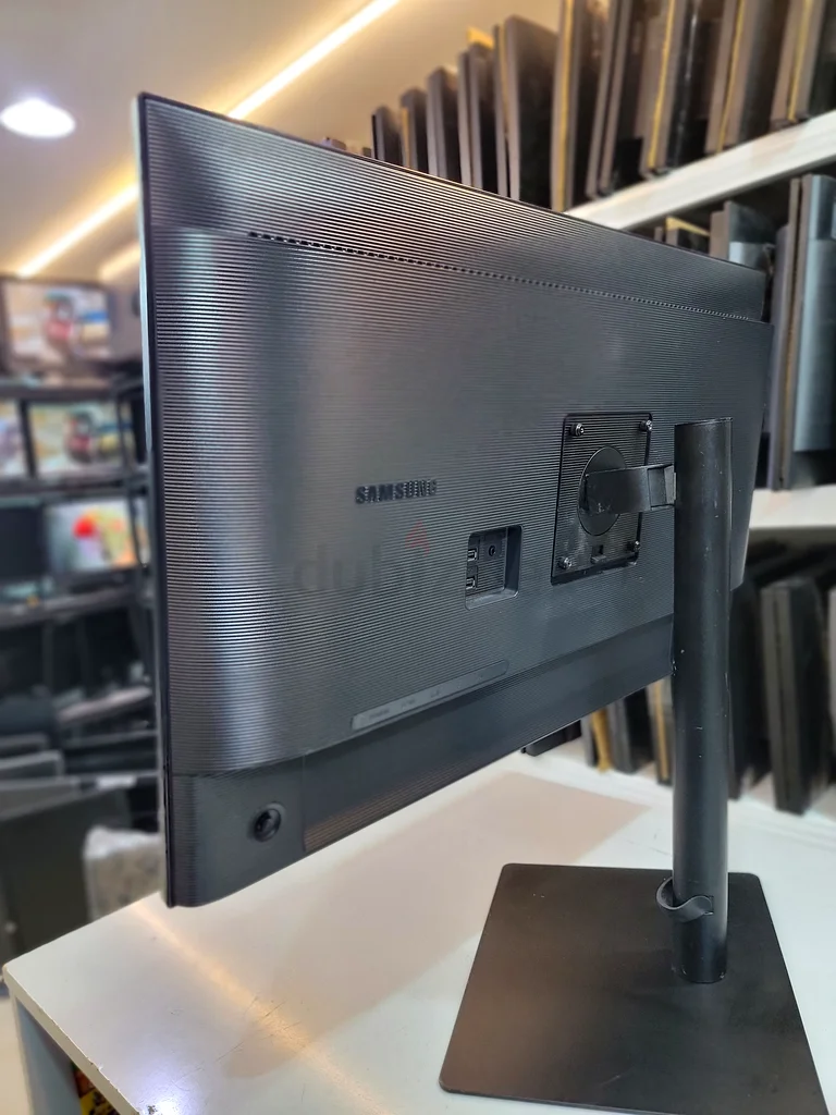 Vibrant Samsung Monitor for Sale - Perfect for Home  Office!63197144161795113