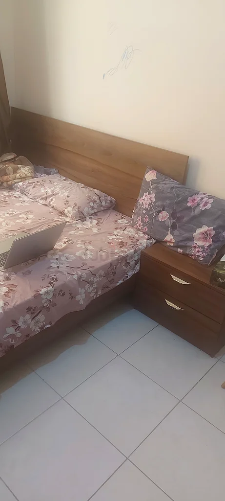 طقم سرير زهري ساحر مع طاولة جانبية - خزانة ملابس من الخشب الصلب بـ6 أبواب. تشمل جميعها بسعر 2,500.632114261093131126