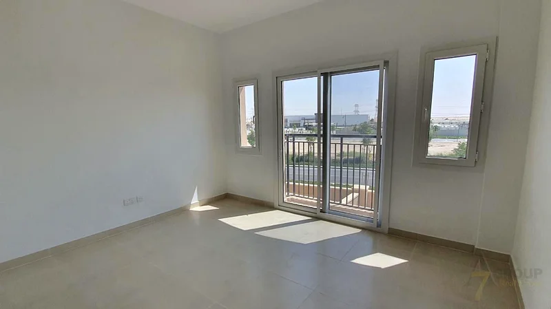 شراء الآن فيلا من طابقين بدون ساكنة بالقرب من حمام السباحة والمنتزه موقع ممتاز63915701678978111