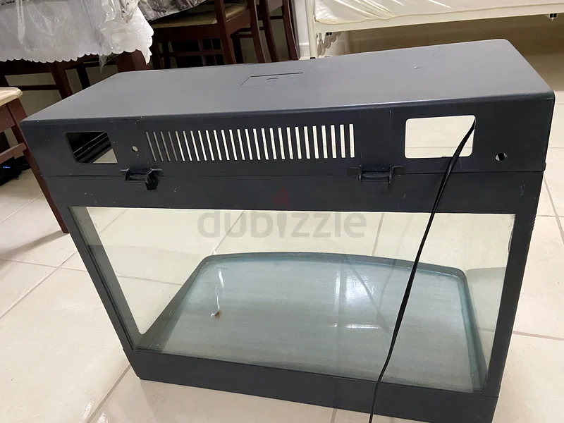 Moulded fish tank with lid and light63205893770371114