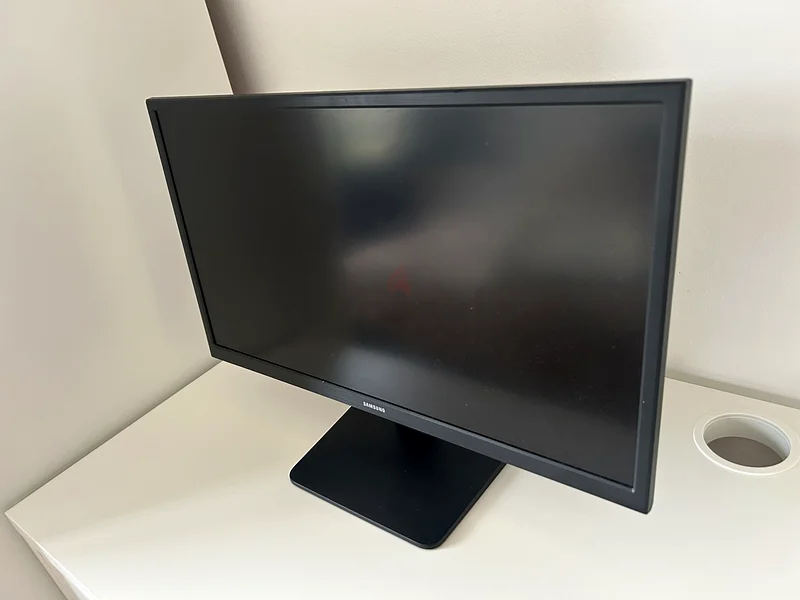 Samsung 22-Inch Flat LED FHD (1920x1080) Monitor With HDMI, VGA 22inch Black63196634795009111