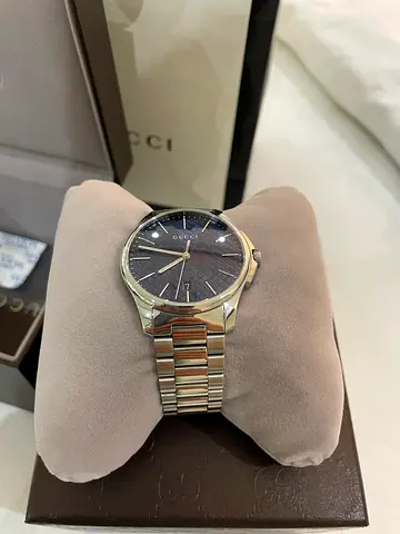 ساعة غوتشي اصلية مستعمله عالخفيف رجالية مقاس كبير مع الفاتورة الأصلية وكامل المرفقات