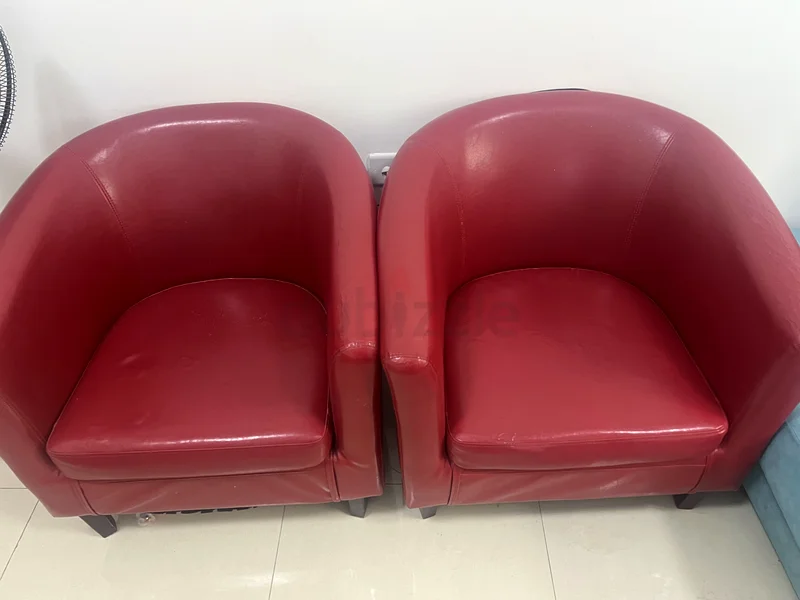 كرسي بذراعين أحمر أنيق للبيع!63212409535874111