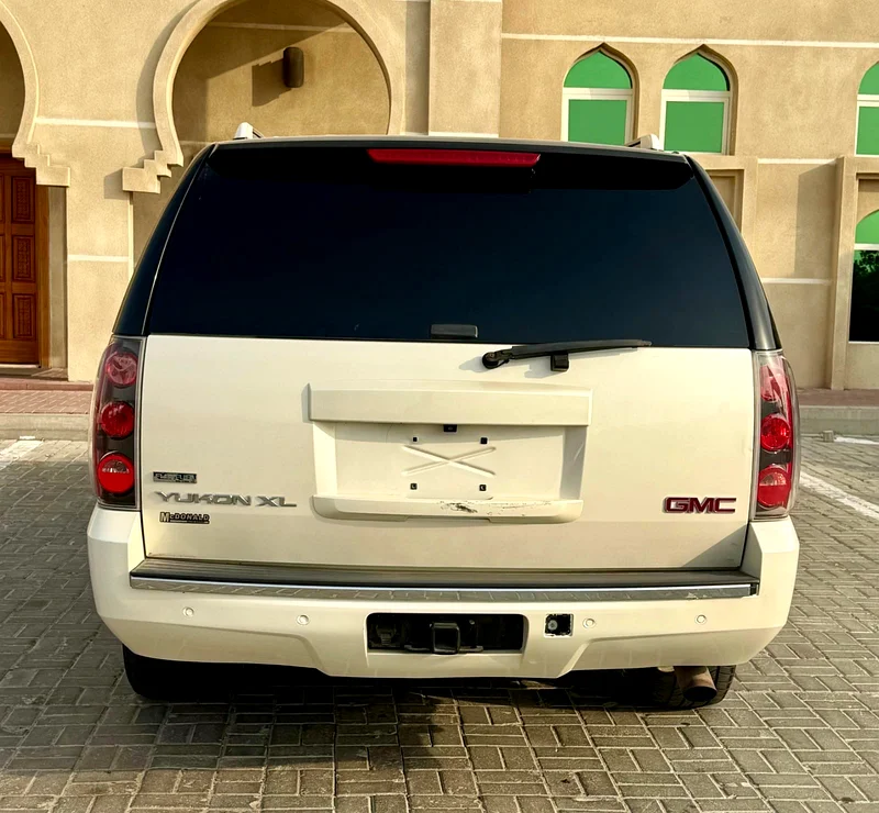 GMC Yukon XL 2011 model, fully optional63221826314754114