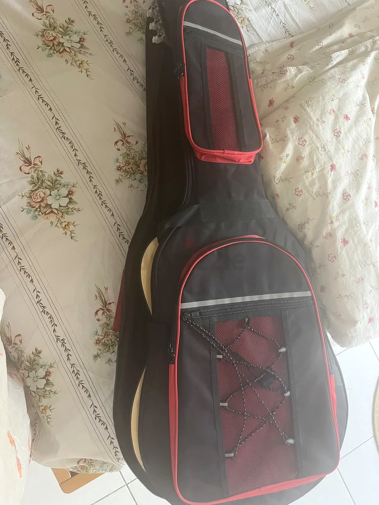 غيتار أكوستيك جميل مع علبة - موسيقاك في انتظارك!63203190324609111