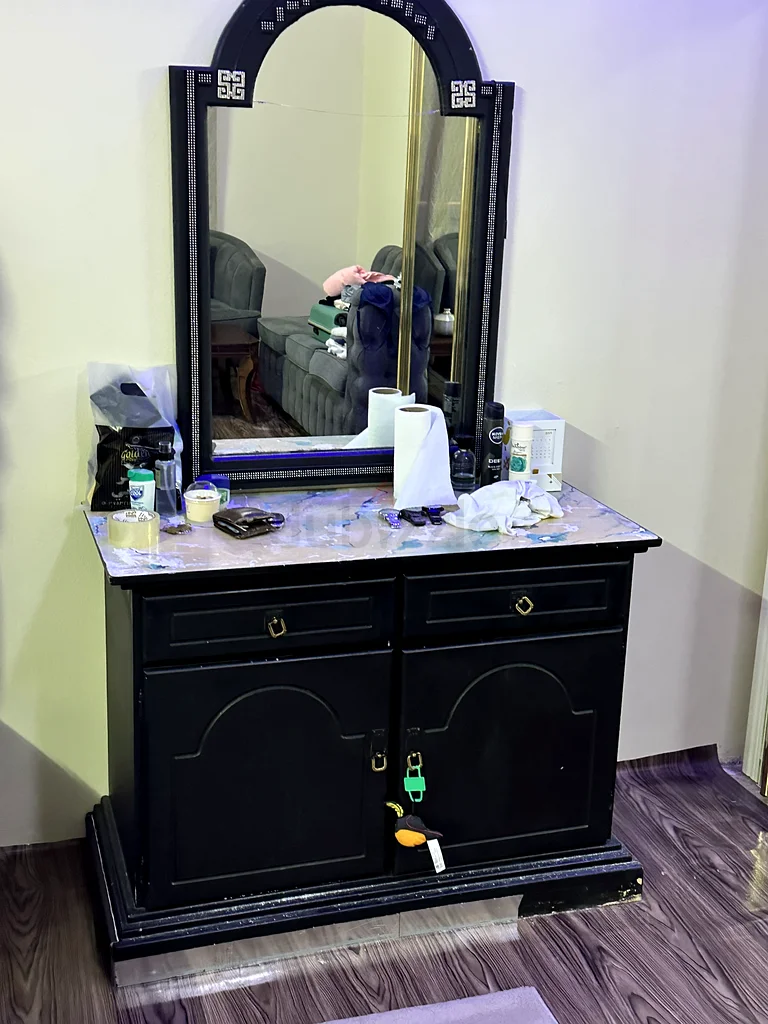 Elegant Black Dresser with Mirror - Stylish Storage Solution!632098473834261114