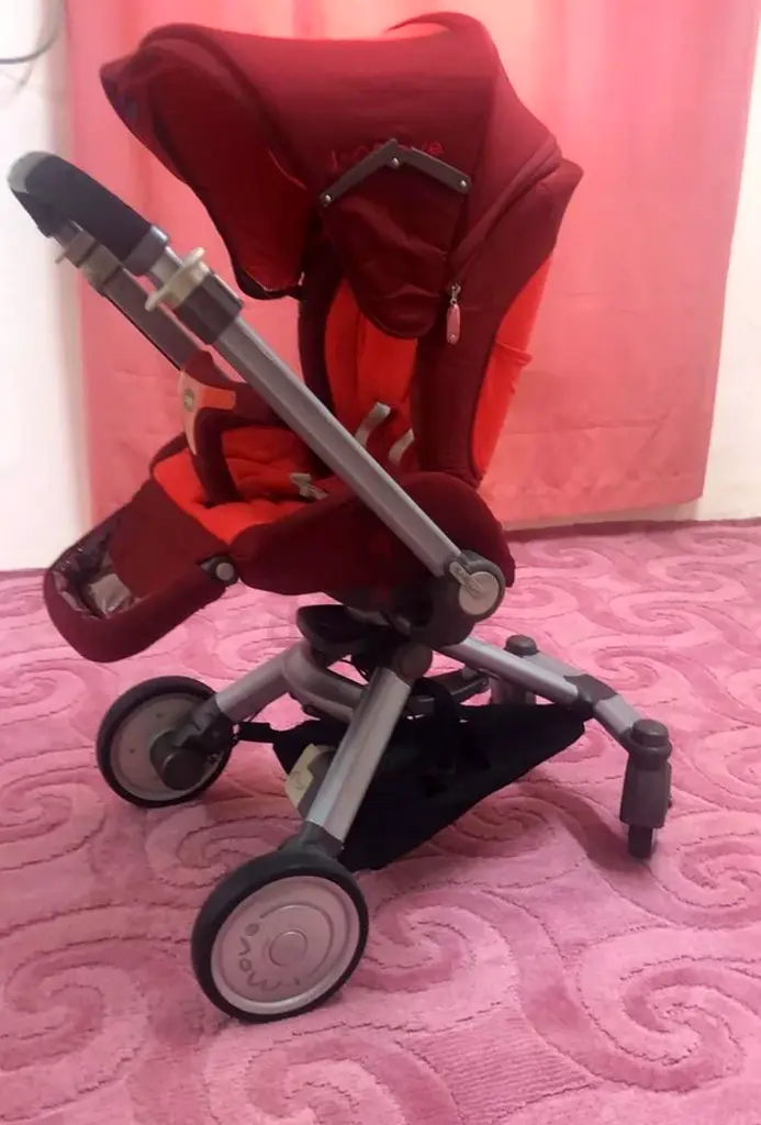 عربة أطفال حمراء أنيقة للبيع!