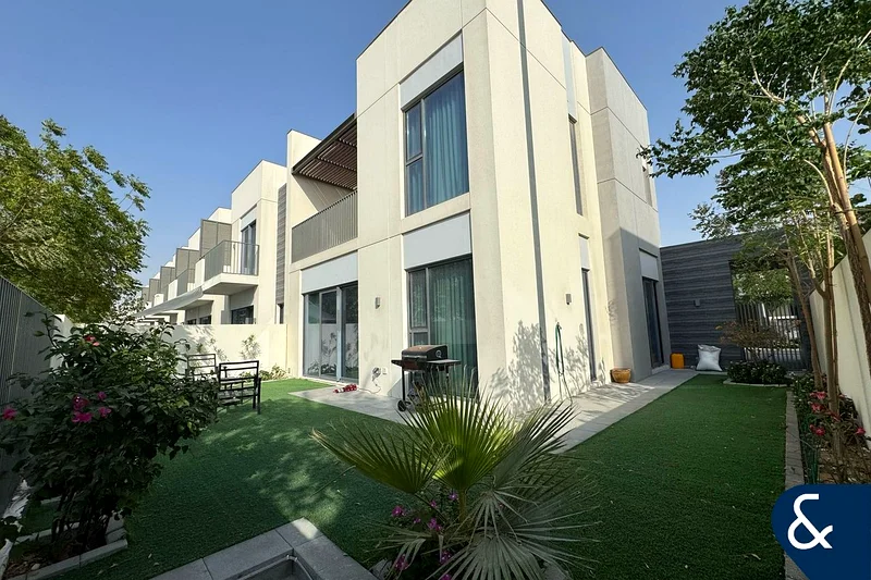 صف مفرد | شاغر | بالقرب من المسبح | 4 غرف نوم63931115295363110