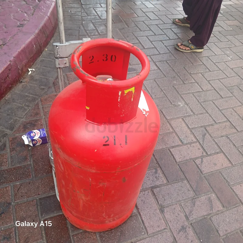 EMIRATES GAS CYLINDER COMPANY DUBAI  22kg MEDIUM SIZED FULL GAS CYLINDER NEW NOT USED FULL GAS63199138040706112