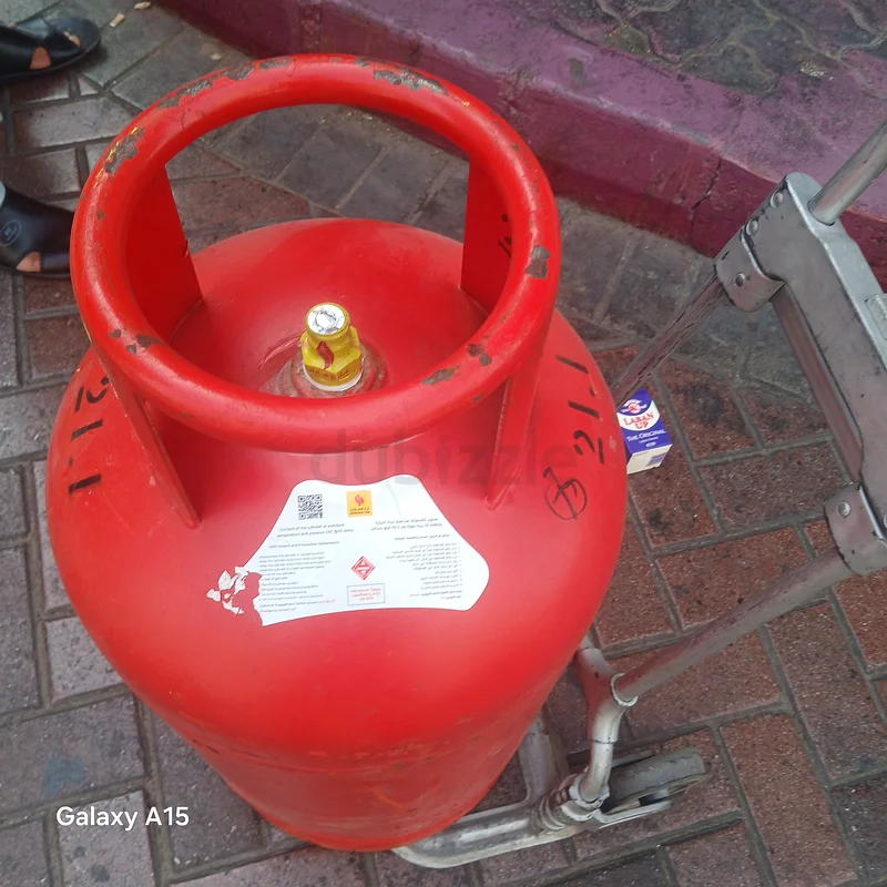 EMIRATES GAS CYLINDER COMPANY DUBAI  22kg MEDIUM SIZED FULL GAS CYLINDER NEW NOT USED FULL GAS63199138040706113