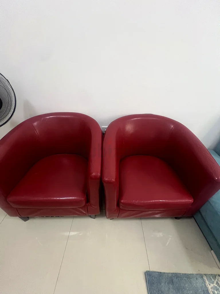 كرسي بذراعين أحمر أنيق للبيع!632124095358741127