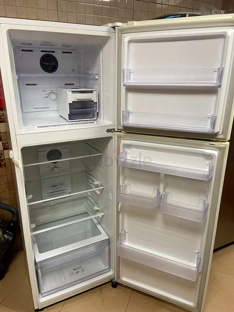 Sleek Samsung Refrigerator - Perfect Condition!63201170976385111