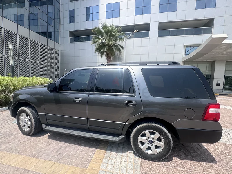 Ford Expedition in good condition, regularly serviced exclusively at Premier Motors.63226745128706111