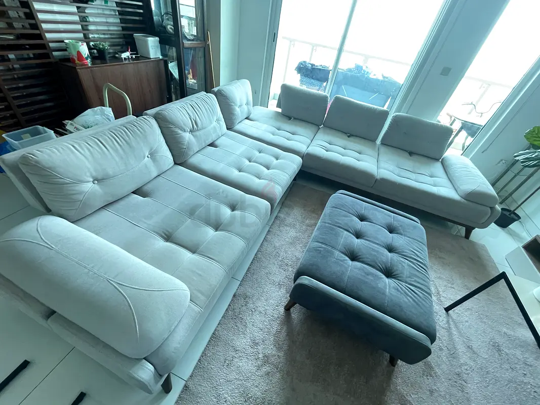 Stylish Modern Sectional Sofa with Ottoman