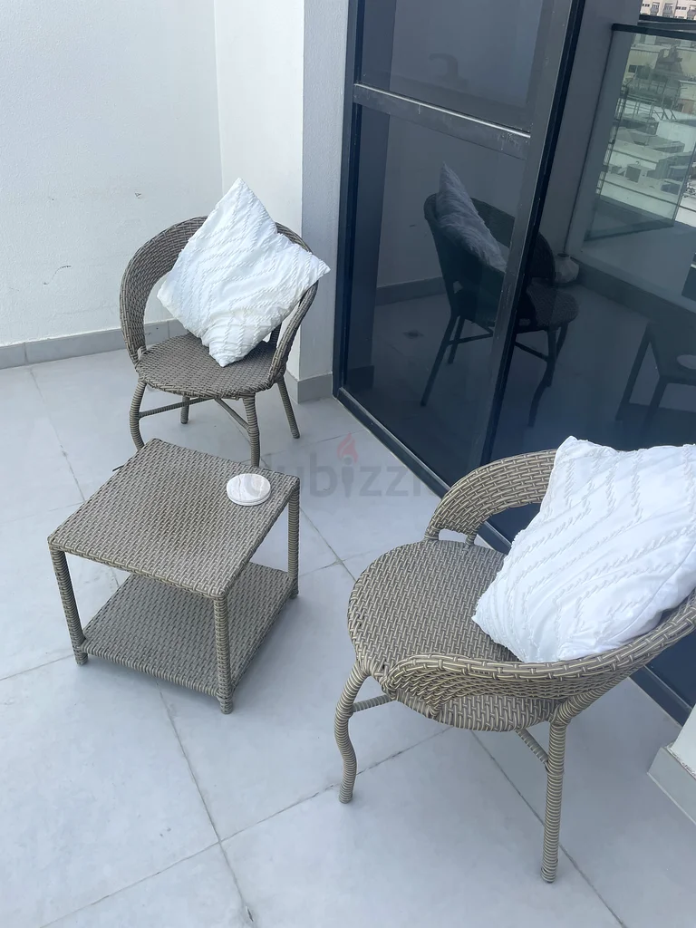 مجموعة طاولة شرفة حديقة مزدوجة مع كرسيين، من الروطان، باللون البيج والبني63209353866371112