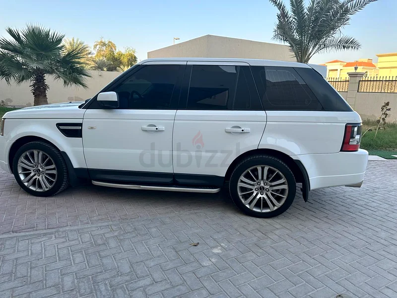 سيدة تقود رينج روفر سبورت مع طقم HST63226220853761113