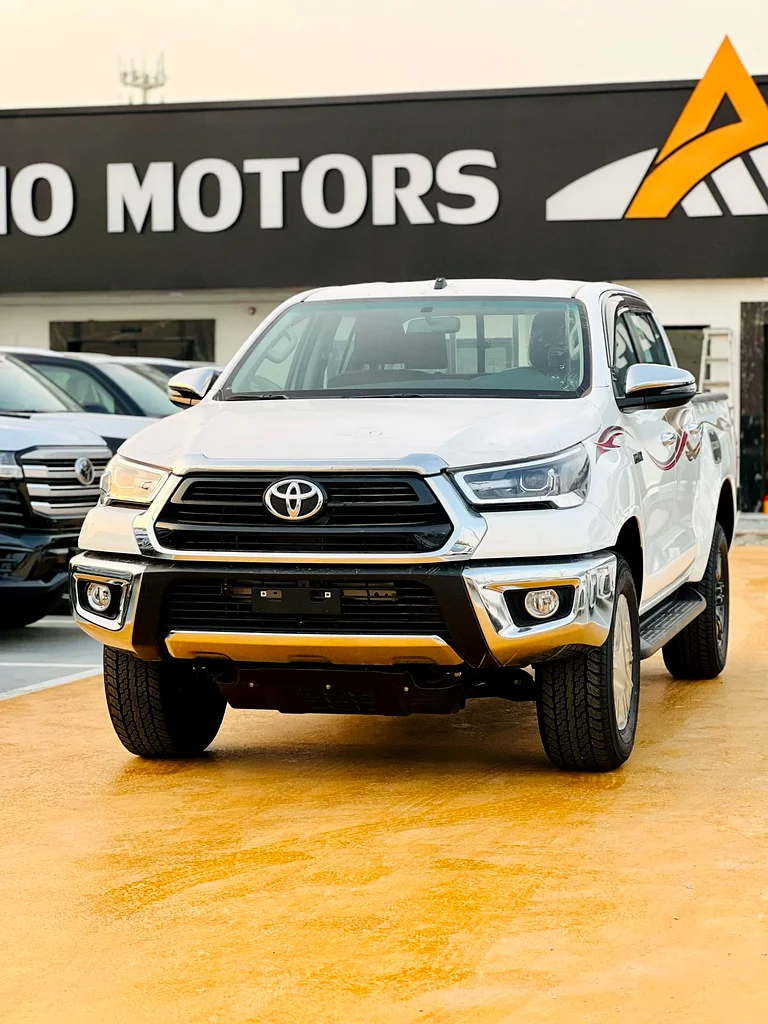 TOYOTA HILUX SR5 FULL OPTION WITH PUSH START A/T 2025 PETROL 2.763231642234626111