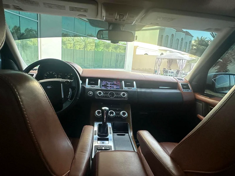 سيدة تقود رينج روفر سبورت مع طقم HST63226220853761112