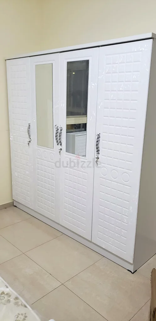 خزانة بيضاء واسعة وأنيقة للبيع632108903559711127