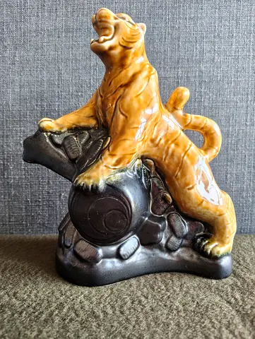 Japanese Sake Porcelain Tiger Decanter Nagano Prefecture 900 ml Kikusui Brewery Empty Bottle