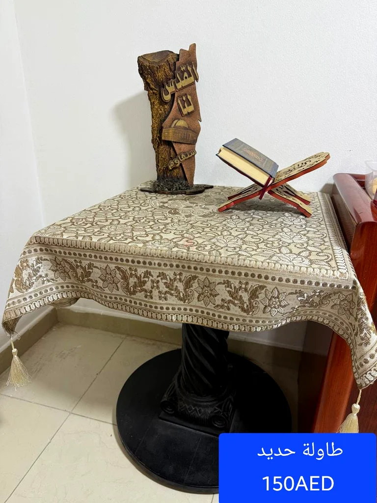 طاولة جانبية زخرفية أنيقة بقاعدة فريدة63210893146754110