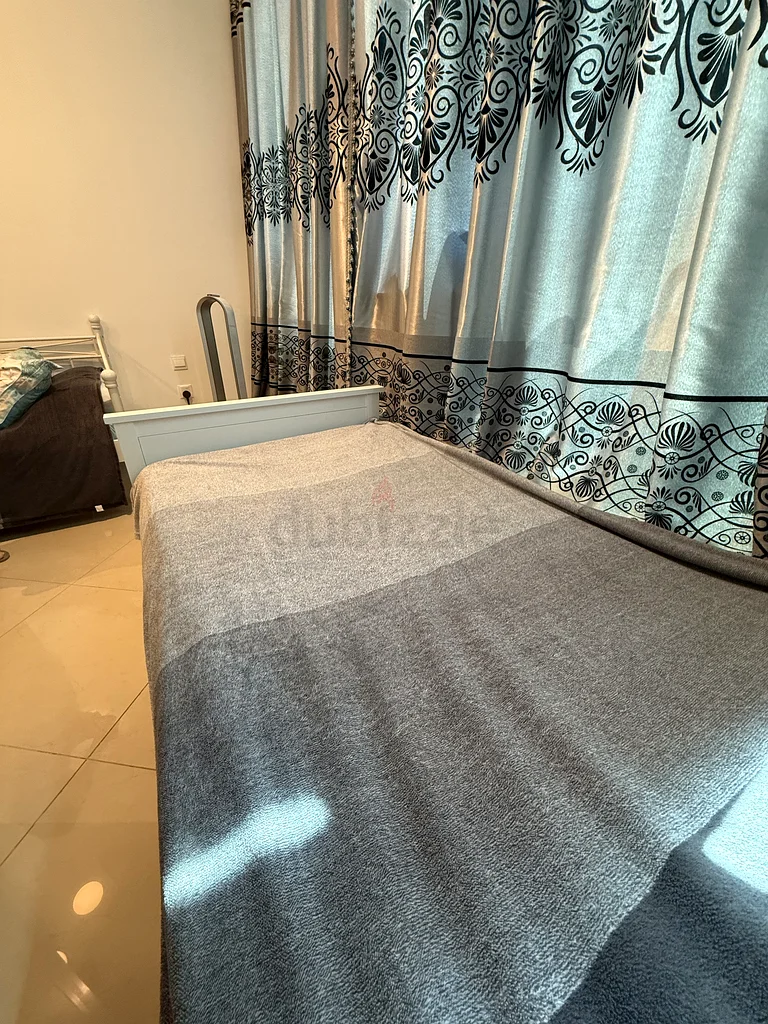 Stylish Single Bed with Elegant Curtains63212409140098111