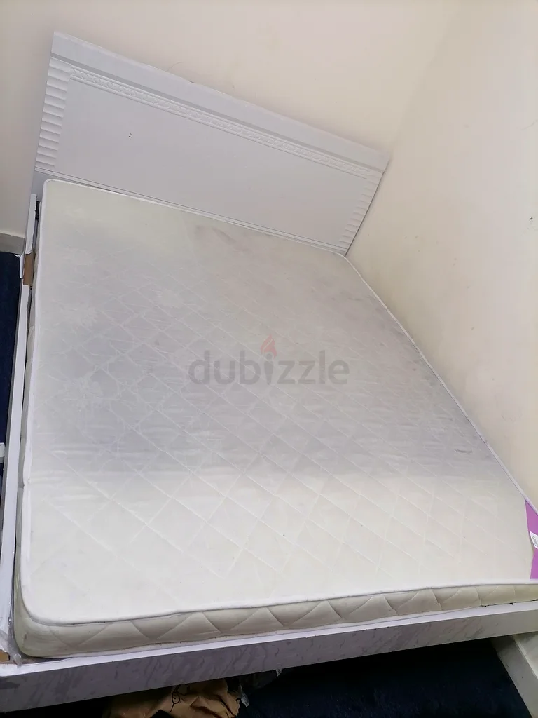 سرير مريح بحجم كوين مع ماترس - مثالي لغرفة نومك!63212409682178110