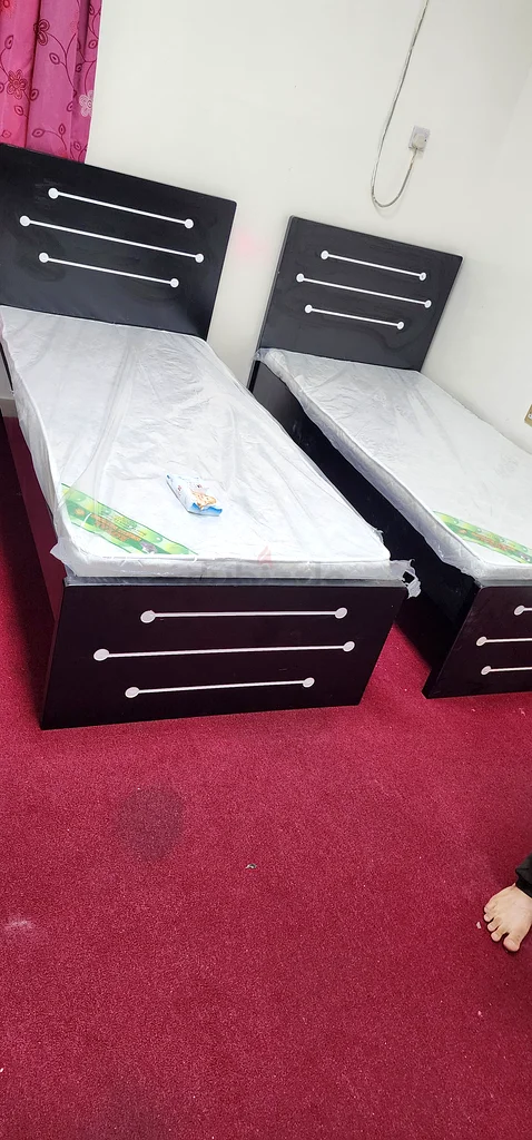 طقم سرير مزدوج أنيق بسريرين منفصلين مع مرتبة - مثالي لأي غرفة!63210362712451110