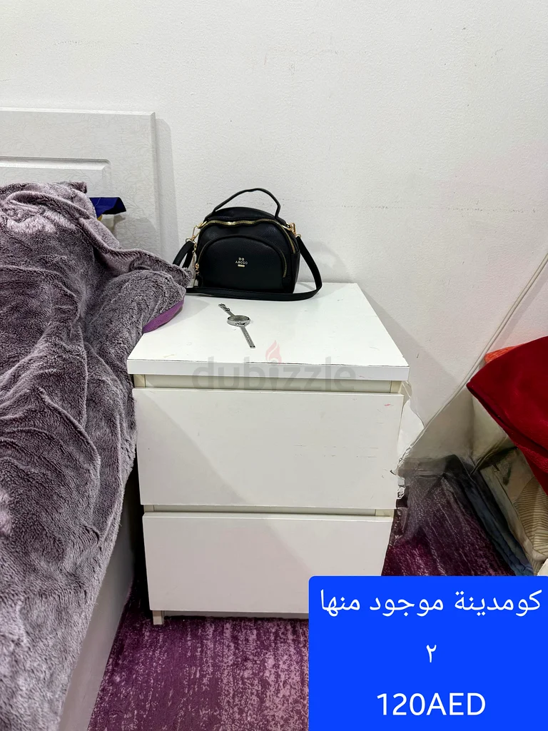 طاولة بيضاء أنيقة بجانب السرير مع أدراج63212408987011110