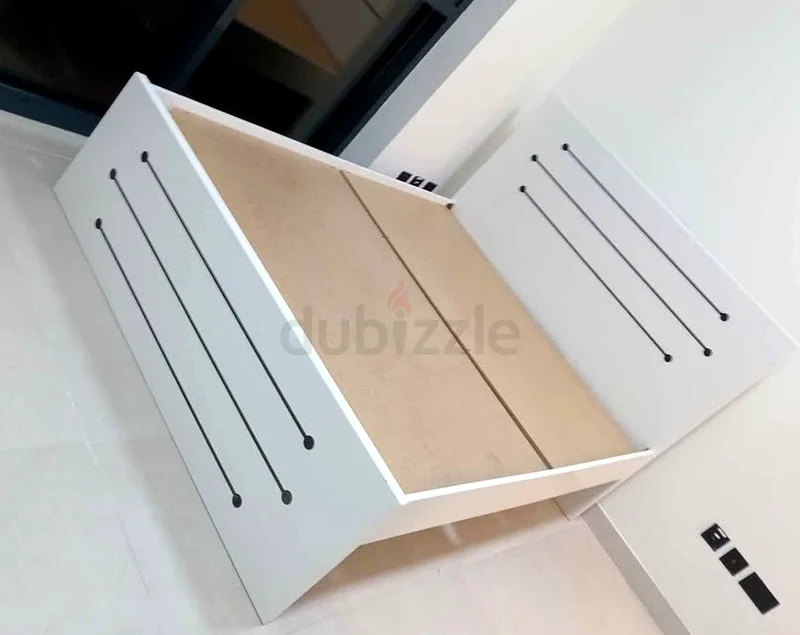سرير أنيق بحجم كوين أبيض مع ماتراز للبيع63213436819329111