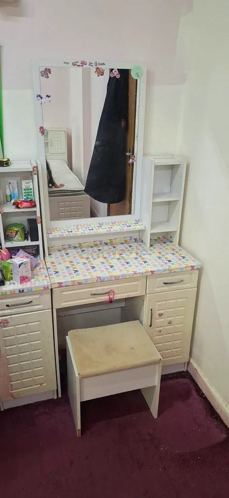 Two beds  two dressing tables setسريرين و طقم تسريحتين63214430269571112