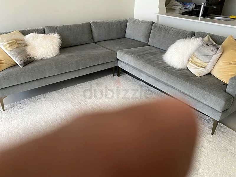  sectional sofa رمادي أنيق من West Elm Andes مع طاولة قهوة زجاجية أنيقة63210902805889111