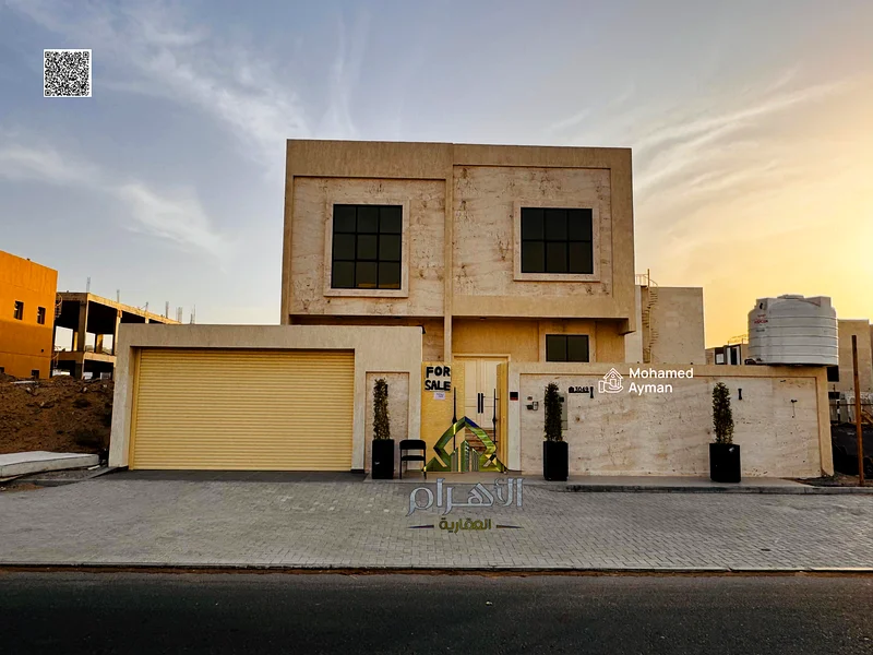 فيلا بتصميم كلاسيكي مع مصعد، مساحتها 5700 قدم مربع، ملكية حرة، السعر يشمل رسوم التسجيل وتكييف الهواء63872180004867113
