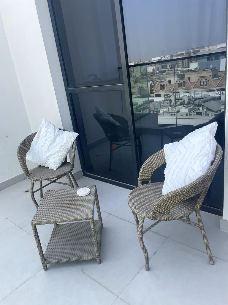مجموعة طاولة شرفة حديقة مزدوجة مع كرسيين، من الروطان، باللون البيج والبني63209353866371111