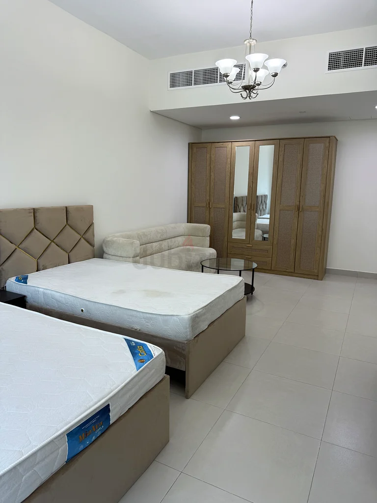 مساحة سرير مفروشة بالكامل بالقرب من طريق الشيخ زايد63218793244162111