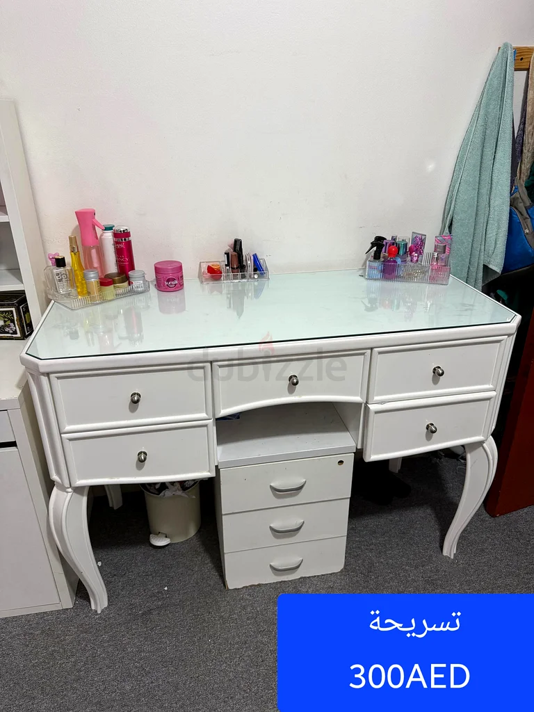 Elegant White Dressing Table with Glass Top63210357345665110