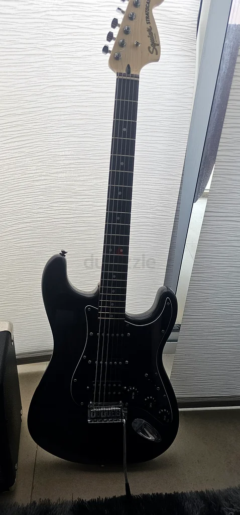 Electric guitar + amplifier63209350864642111