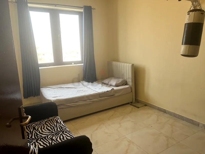 تتوفر غرفة نوم رئيسية واسعة وخصوصية في شقة نظيفة وهادئة.63221841321346112