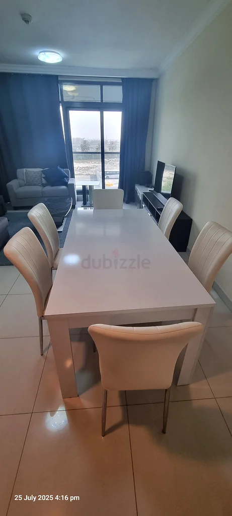 طقم طاولة طعام بيضاء أنيقة مع كراسي63217824115459113