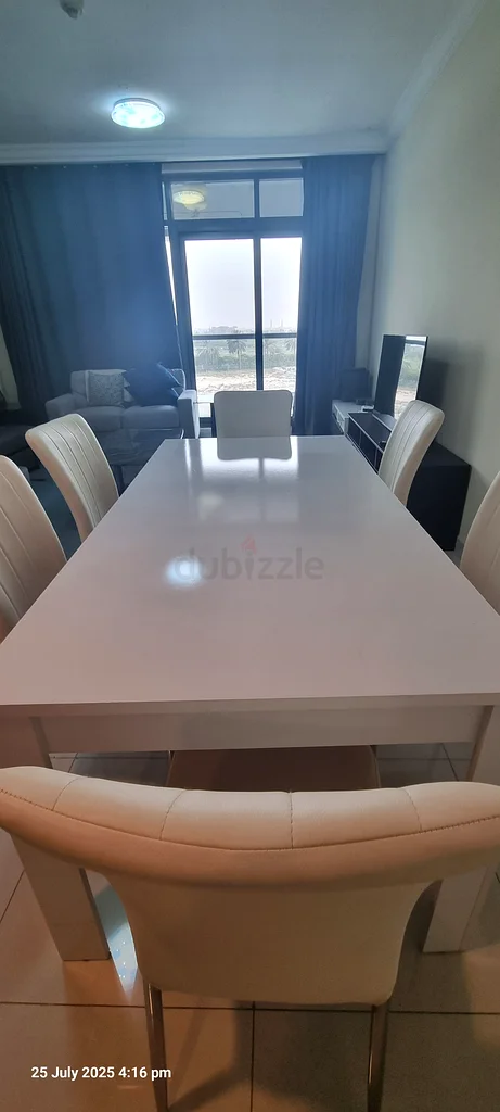 طقم طاولة طعام بيضاء أنيقة مع كراسي63217824115459112
