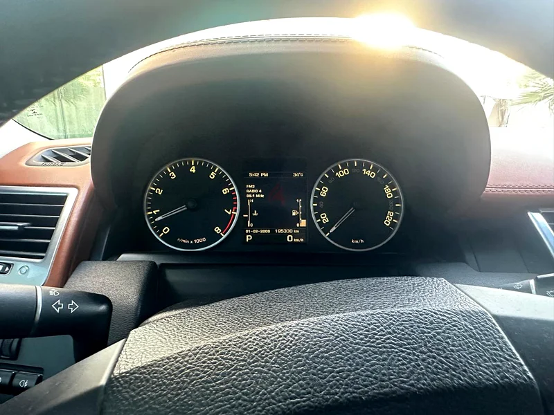 سيدة تقود رينج روفر سبورت مع طقم HST63226220853761114
