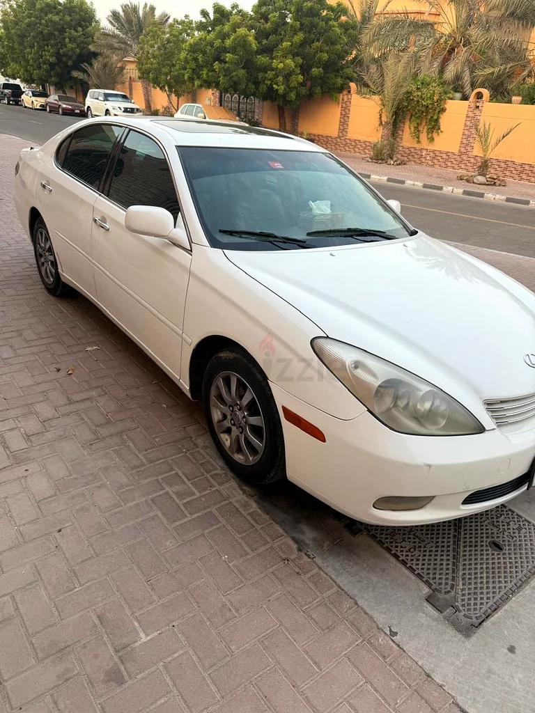 لكزس ES300 بمواصفات كاملة وسقف بانورامي. اجتاز فحص التفتيش مؤخرًا. المالك الثاني. عدد الكيلومترات قليل.63398646219779113