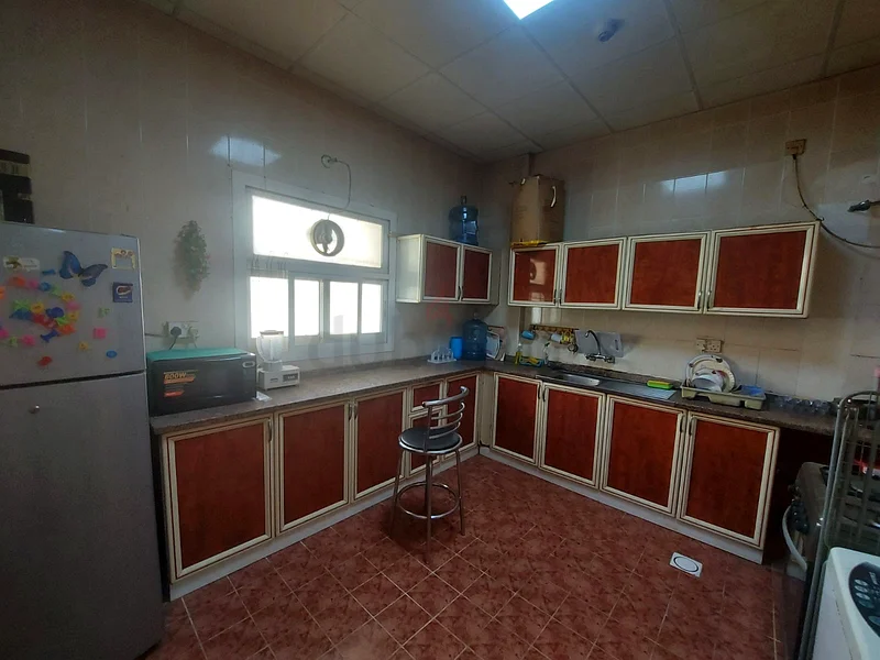 غرفة مفروشة بالكامل متاحة للأزواج الآسيويين أو للعزاب التنفيذيين63219326053378111