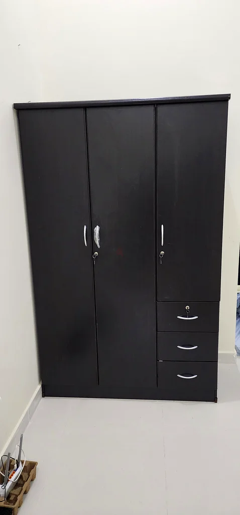 Stylish Black Wooden Cabinet with Multiple Drawers632108949600021128