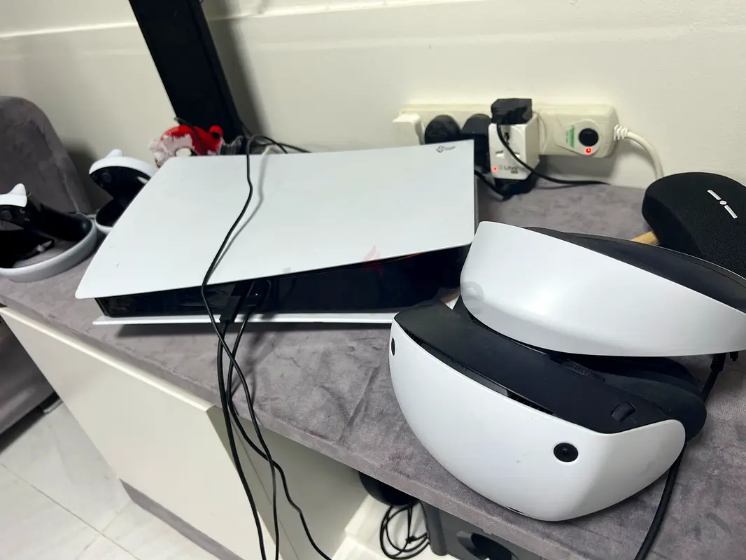 سماعة PlayStation VR2 ووحدة التحكم PS5 - انتظرك تجربة ألعاب غامرة!