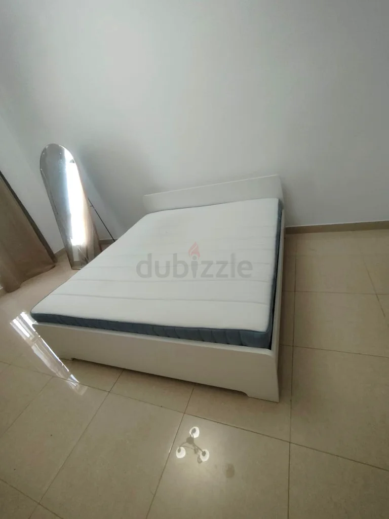 إطار سرير إيكيا أسكفول بحجم كينغ مع ماترس إيكيا 180×200 سم متوفر بحالة ممتازة632103628094731128