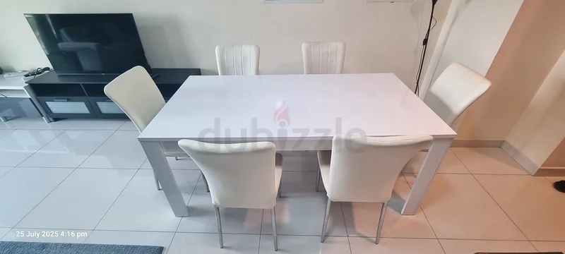 طقم طاولة طعام بيضاء أنيقة مع كراسي63217824115459111