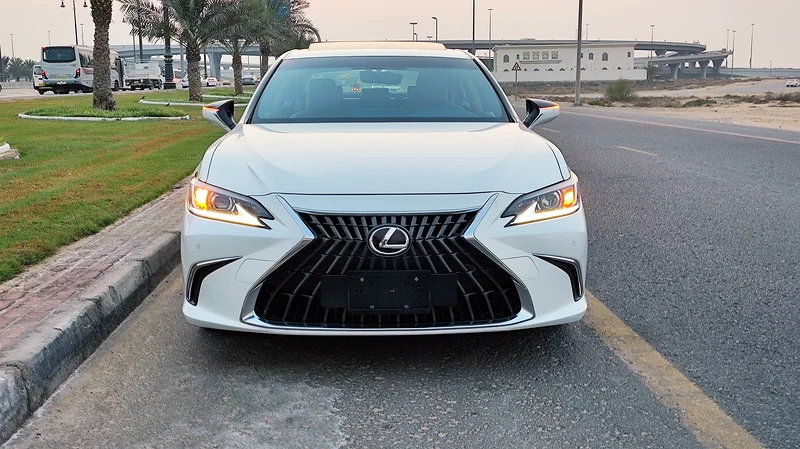 LEXUS ES300H 2024 GCC FULL OPTION WITH SUNROOF LEATHER SITES CROSS CONTROL AND ORIGINAL KILOMETER633986464113931129